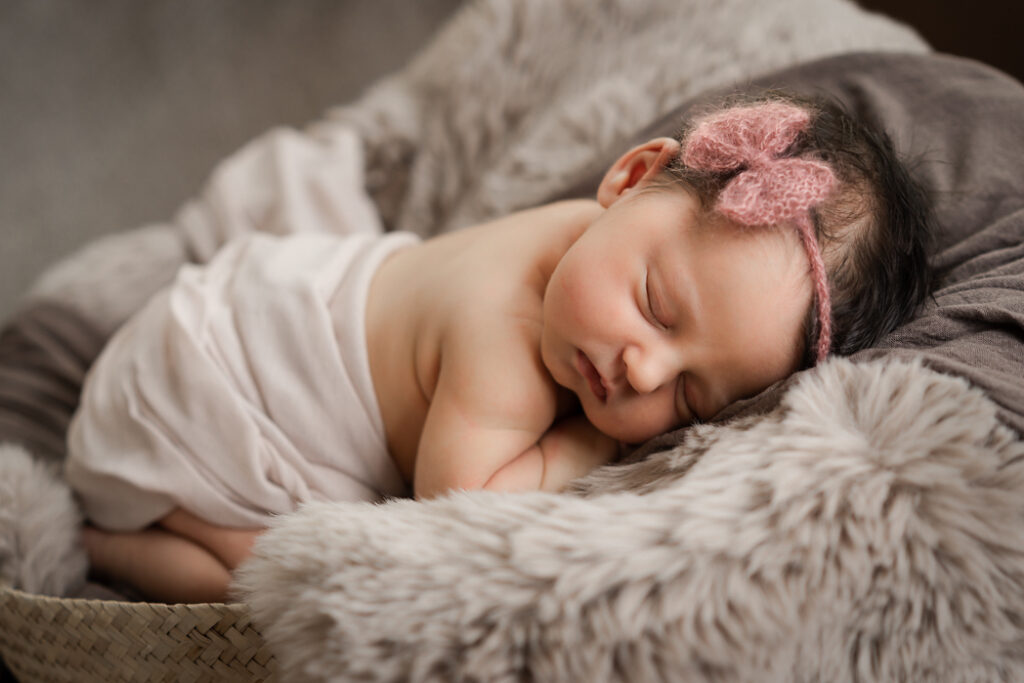 Schlafendes neugeborenes Baby bei einem Neugeborenenshooting in Bremen.